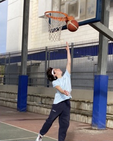 הבן של עמית בריצה לסל