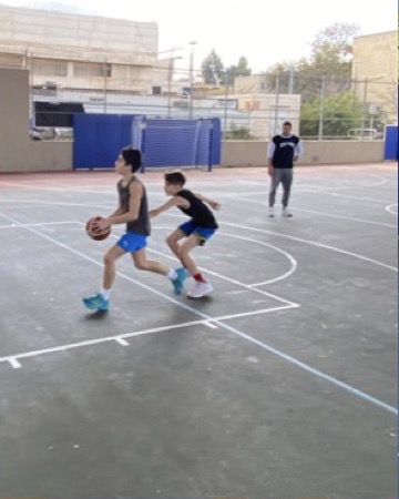 ספורטאי צעיר במצב קליעה לסל