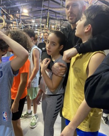 הבן הצעיר של עמית עם מדליה אחרי תחרות